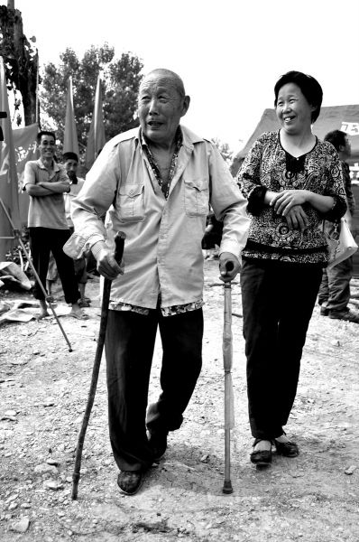 2011年6月26日，何兆勝在三女兒的陪伴下漫步在搬遷現(xiàn)場(chǎng)。