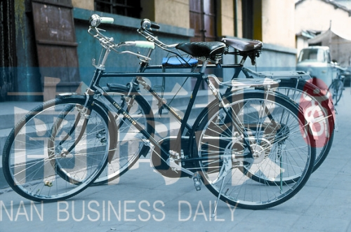 自行車是那時最時髦的交通工具，路邊清一色是“飛鴿牌”
