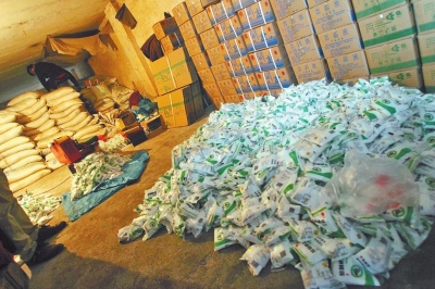 大袋的飼料添加劑氯化鈉經(jīng)過仿冒加工，就變成了小袋的食用碘鹽。