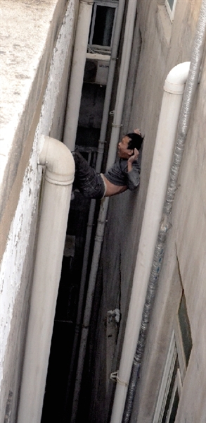 就在民警緊急施救時，他從兩樓之間摔下。