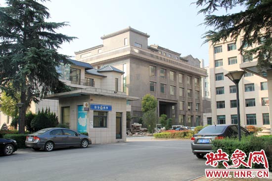 據(jù)這座建筑的一名工作人員稱，整座建筑為海龍集團(tuán)所有，房屋建成之后用作公司紅木家具展示。