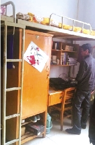 家人拍攝的孫慧博宿舍高低床照片。