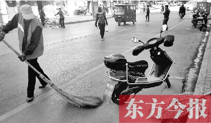 昨日，鄭州市中州大道上，穿梭于車(chē)流中上崗的環(huán)衛(wèi)工