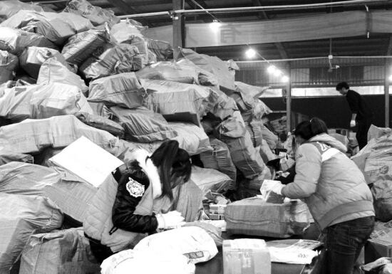 “雙十一”過后快遞業(yè)迎來投遞高峰，鄭州一家快遞公司網(wǎng)點內(nèi)，快遞堆積如山，分揀員24小時不間斷工作