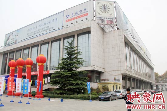 11月28日，記者從鄭州市政府獲悉，河南省人民會(huì)堂決定拆除違法存在10多年的巨型樓頂廣告。