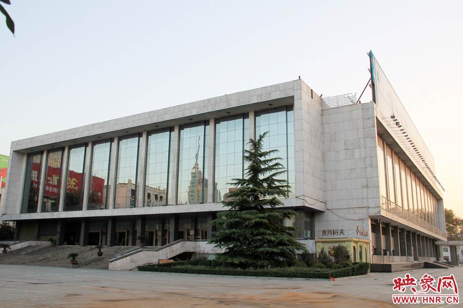 省人民會(huì)堂樓頂西側(cè)的廣告牌已經(jīng)全部拆除完畢，現(xiàn)場(chǎng)的施工人員和機(jī)械設(shè)備已經(jīng)全部撤離。