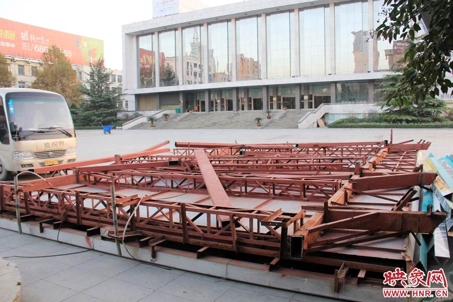 受天氣影響，拆除工作暫時(shí)中止。