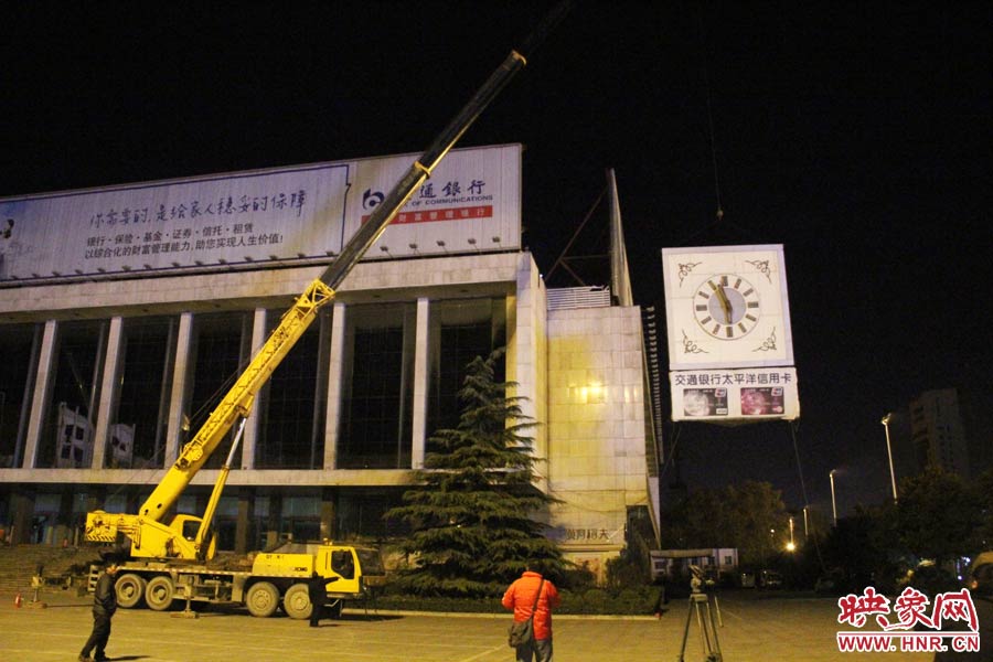 23點(diǎn)左右，位于樓頂東南角的第一塊牌被卸掉。