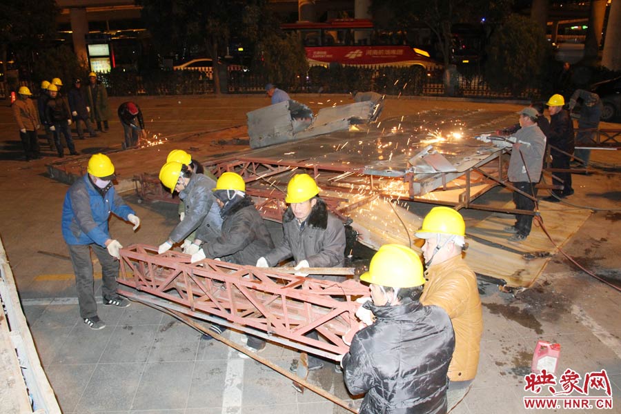 工人們揮動(dòng)鐵錘，加快拆除進(jìn)度。