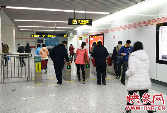 出站閘機(jī)口并沒(méi)有地鐵工作人員。