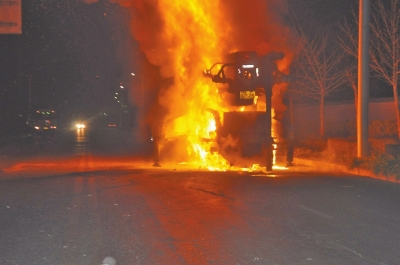 火勢異常兇猛,消防官兵都無法靠近。