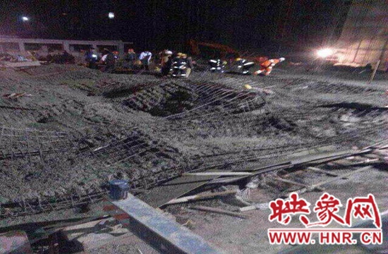 圖為事故現(xiàn)場(chǎng)情況，當(dāng)?shù)厝罕姽﹫D。