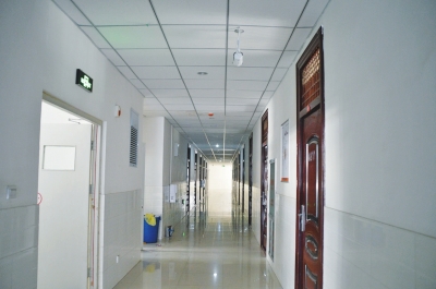 像這樣的攝像頭，宿舍樓里每層安裝了7個。