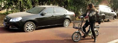 緊臨西三環(huán)一小區(qū)門口停的轎車，8輛車車胎被扎