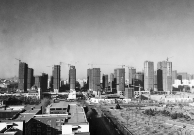 在鄭州市同一地點拍攝的照片，下為1月1日晴朗天氣，上為1月5日霧霾天氣。（拼接圖片）