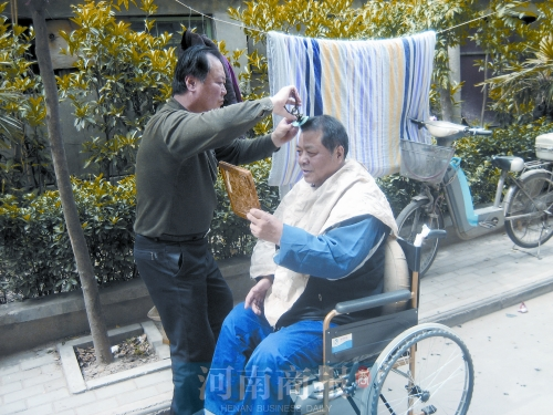 2011年8月18日，老鄰居給高新海剪發(fā)