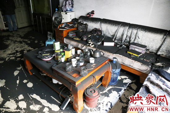 一樓住戶的家中到處都是黑煙灰兒，無(wú)法居住。