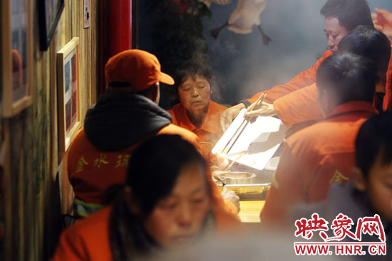 鄭州黃河路衛(wèi)生路附近一家火鍋店，宴請130名環(huán)衛(wèi)工人吃火鍋。