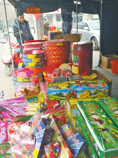　鞭炮攤兒主售賣的煙花爆竹種類齊全。