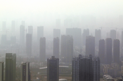 霧霾治理，任重道遠(yuǎn)。記者 洪波攝