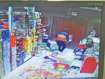 監(jiān)控中顯示，當(dāng)時竊賊抱起募捐箱就跑。