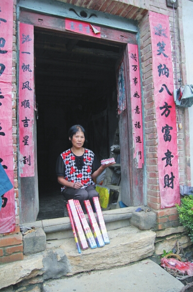 村民楊女士買來閃光雷、爆竹防衛(wèi)