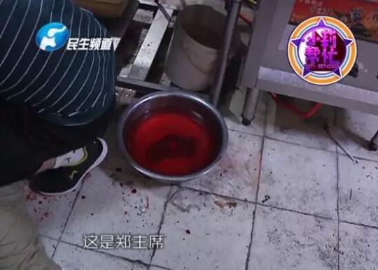 老板竟突然在廚房內(nèi)割腕自殺!發(fā)現(xiàn)意外情況后，小莉趕緊對傷者進(jìn)行包扎，并撥打了120急救電話。