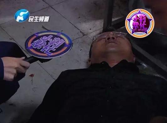 老板竟突然在廚房內(nèi)割腕自殺!發(fā)現(xiàn)意外情況后，小莉趕緊對傷者進(jìn)行包扎，并撥打了120急救電話。