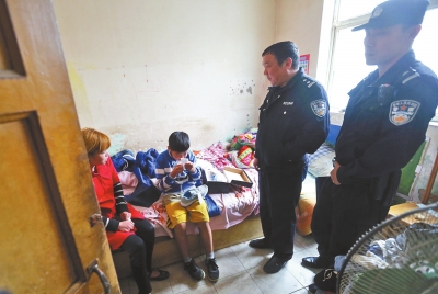 民警將小寶帶到他母親（紅衣女子）的住處，小寶拿出新鞋玩了起來。