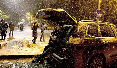 彈琴彈到手指都沒知覺了，還在一首又一首地唱。