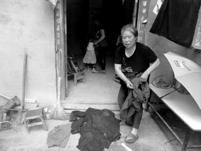 侯見(jiàn)志的母親拿出老伴受傷時(shí)穿的血衣。京華時(shí)報(bào)記者鄭羽佳攝