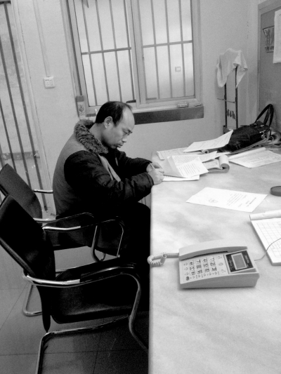 侯見(jiàn)志在看守所中簽署上訴書。律師供圖