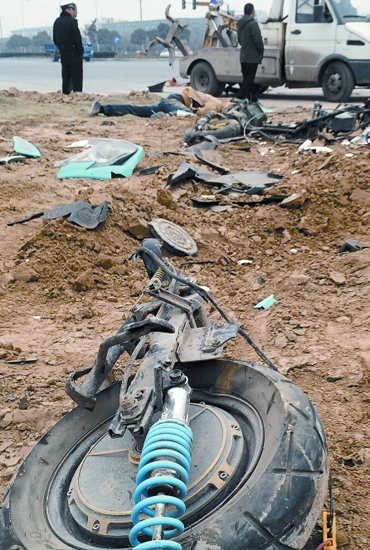 現(xiàn)場散落大量電動車碎片，車輪已完全脫離車體，可見當(dāng)時車禍的慘烈程度