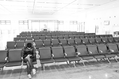 鄭開(kāi)城鐵兩站點(diǎn)關(guān)停 中途上車(chē)乘客有時(shí)沒(méi)有工作人員多