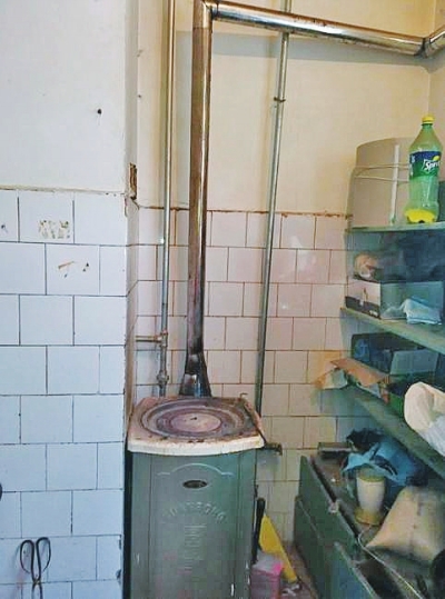 事發(fā)理發(fā)店取暖所用的爐子。