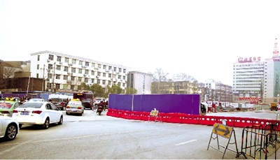 試圍擋后，車輛從西向東緩慢通行