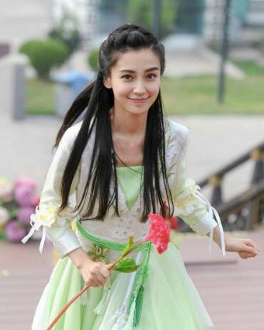 但是和倪妮站在一起，黑了一個(gè)色號(hào)，整個(gè)人都有點(diǎn)黯淡了。