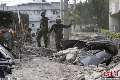 10月15日，菲律賓中部地區(qū)發(fā)生7.2級地震，災(zāi)情持續(xù)擴大，菲官方稱地震已造成宿務(wù)、保和等省份數(shù)十人遇難，數(shù)百人受傷，大批建筑物受損。圖為菲律賓軍方在搜救被困者。