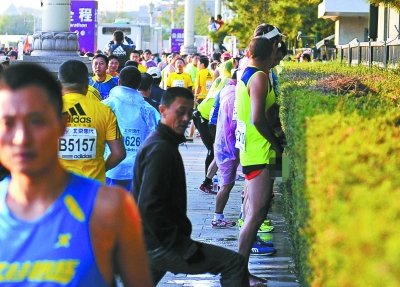 北京馬拉松“尿紅墻” 集體噓噓是傳統(tǒng)？