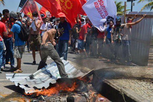 當(dāng)?shù)貢r(shí)間10月21日，巴西里約熱內(nèi)盧近海一座油田舉行開采權(quán)競(jìng)標(biāo)，引發(fā)示威者抗議，與負(fù)責(zé)安保的大量配槍巡邏士兵發(fā)生沖突。 CFP