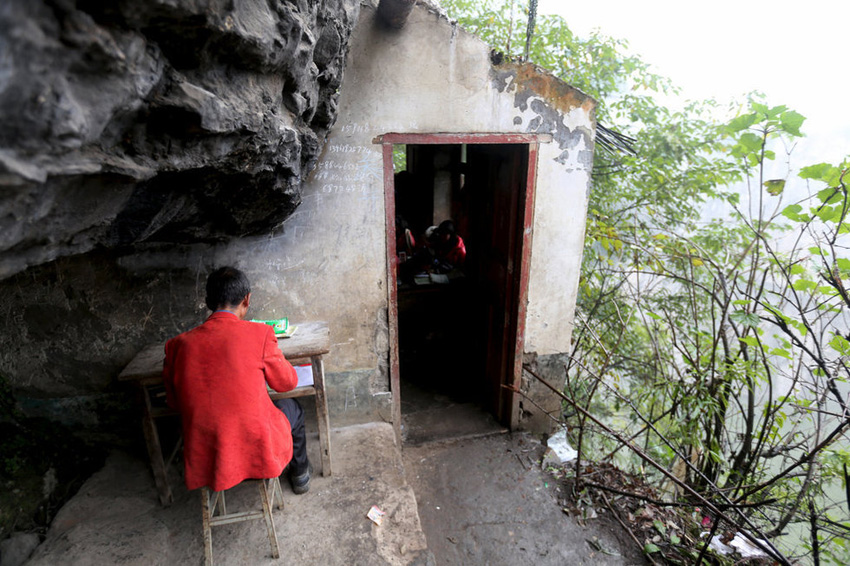 左邊是絕壁，右邊是懸崖，這樣一個讓人“倒吸涼氣”的地方，卻是袁老師的“辦公室”。