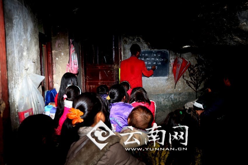 由于受到當?shù)厝似缫?，大鍋圈的孩子們沒有外出求學的機會，只能在這樣的簡易房里學習