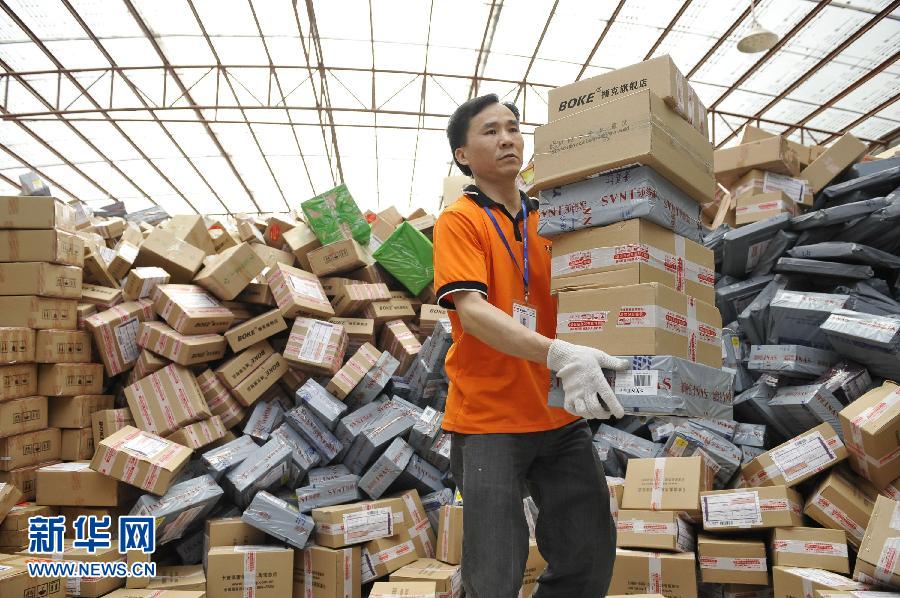 　11月11日，在圓通公司廣州一處分揀站，工作人員加緊處理堆積如山的快件。