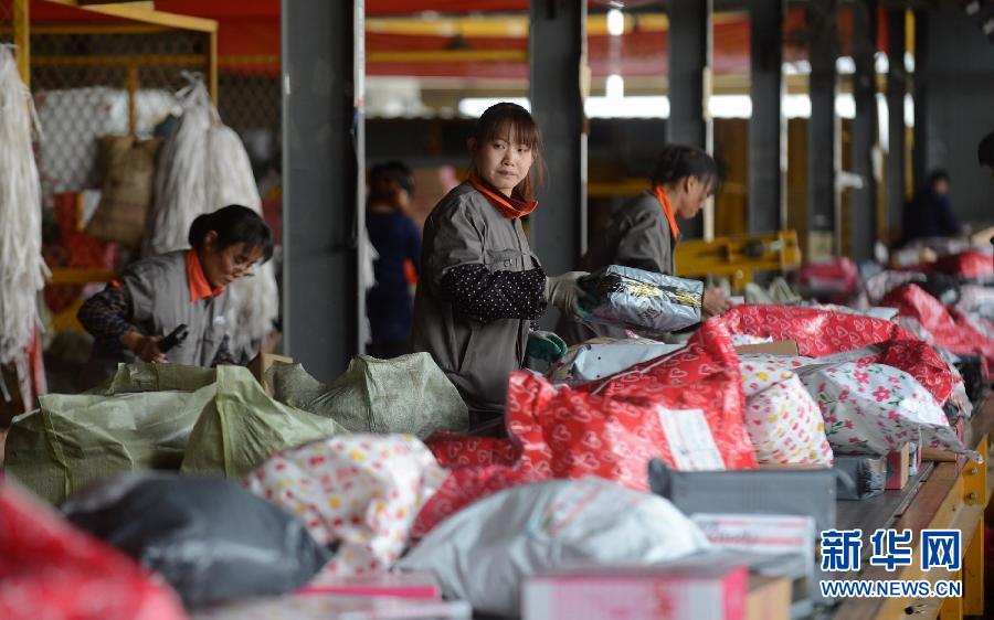 11月11日，一家快遞公司的工作人員正在分揀快件。