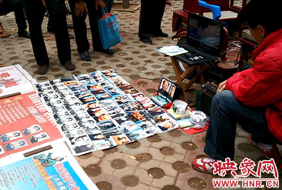 這位攤主自稱“掌握很多國(guó)家領(lǐng)導(dǎo)人的獨(dú)家機(jī)密”