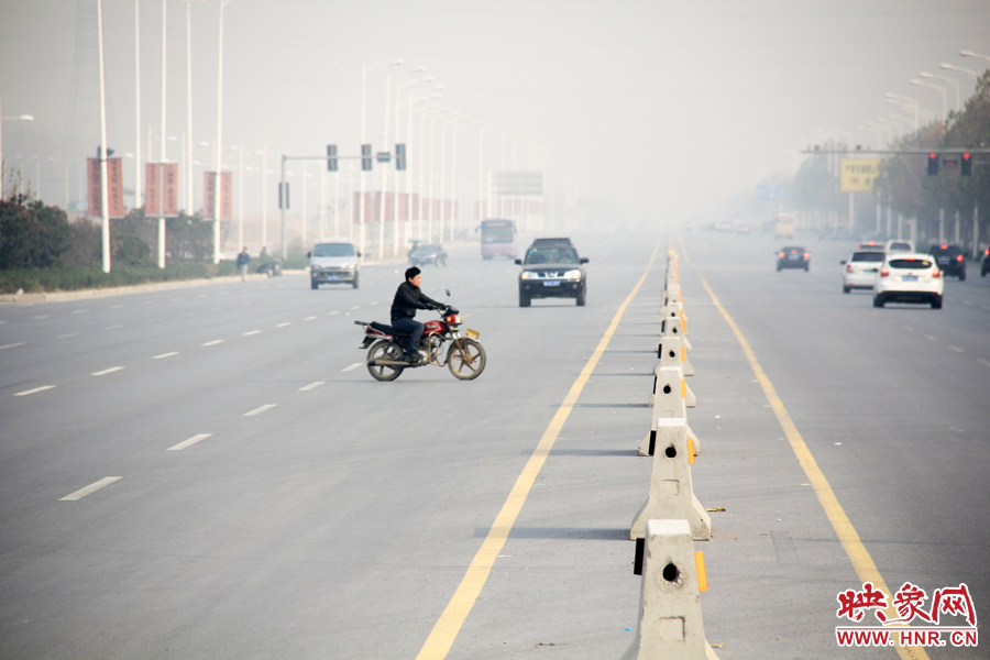 獨家:記者走訪鄭開大道 已放置數(shù)百個水泥隔離樁 獨家:記者走訪鄭開大道 已放置數(shù)百個水泥隔離樁