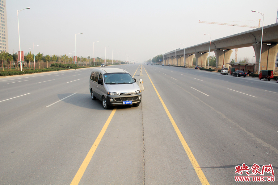 獨家:記者走訪鄭開大道 已放置數(shù)百個水泥隔離樁 獨家:記者走訪鄭開大道 已放置數(shù)百個水泥隔離樁