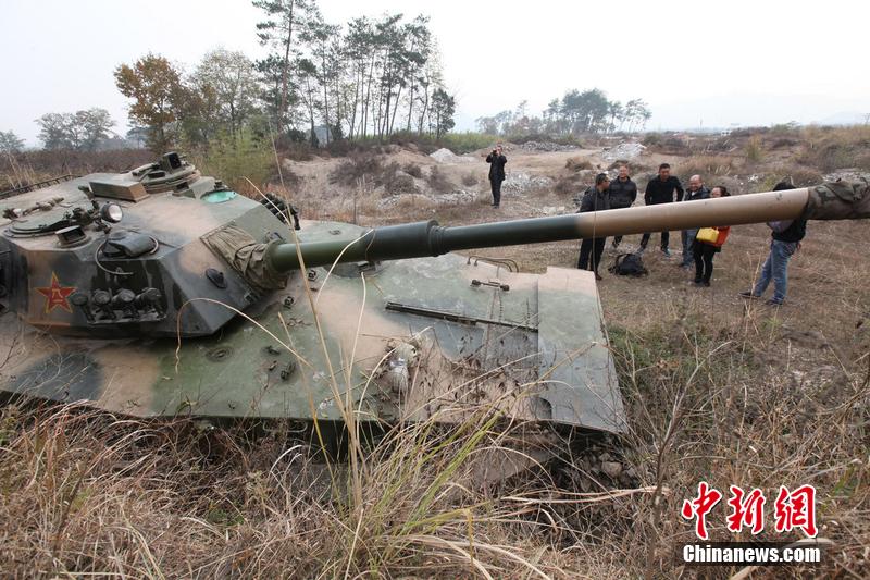12月4日，浙江臺州，人們在坦克前圍觀。