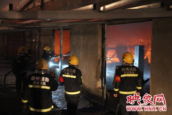 消防官兵正在現(xiàn)場進行滅火 消防官兵正在現(xiàn)場進行滅火
