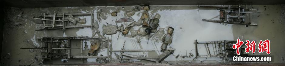 圖為考古現(xiàn)場發(fā)現(xiàn)保存完整的織機模型。